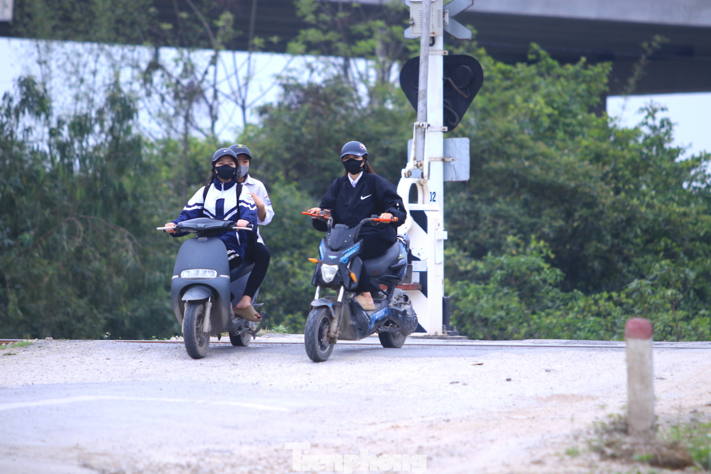 Các đường ngang, lối mòn tự mở luôn có đông người dân và phương tiện đi qua.