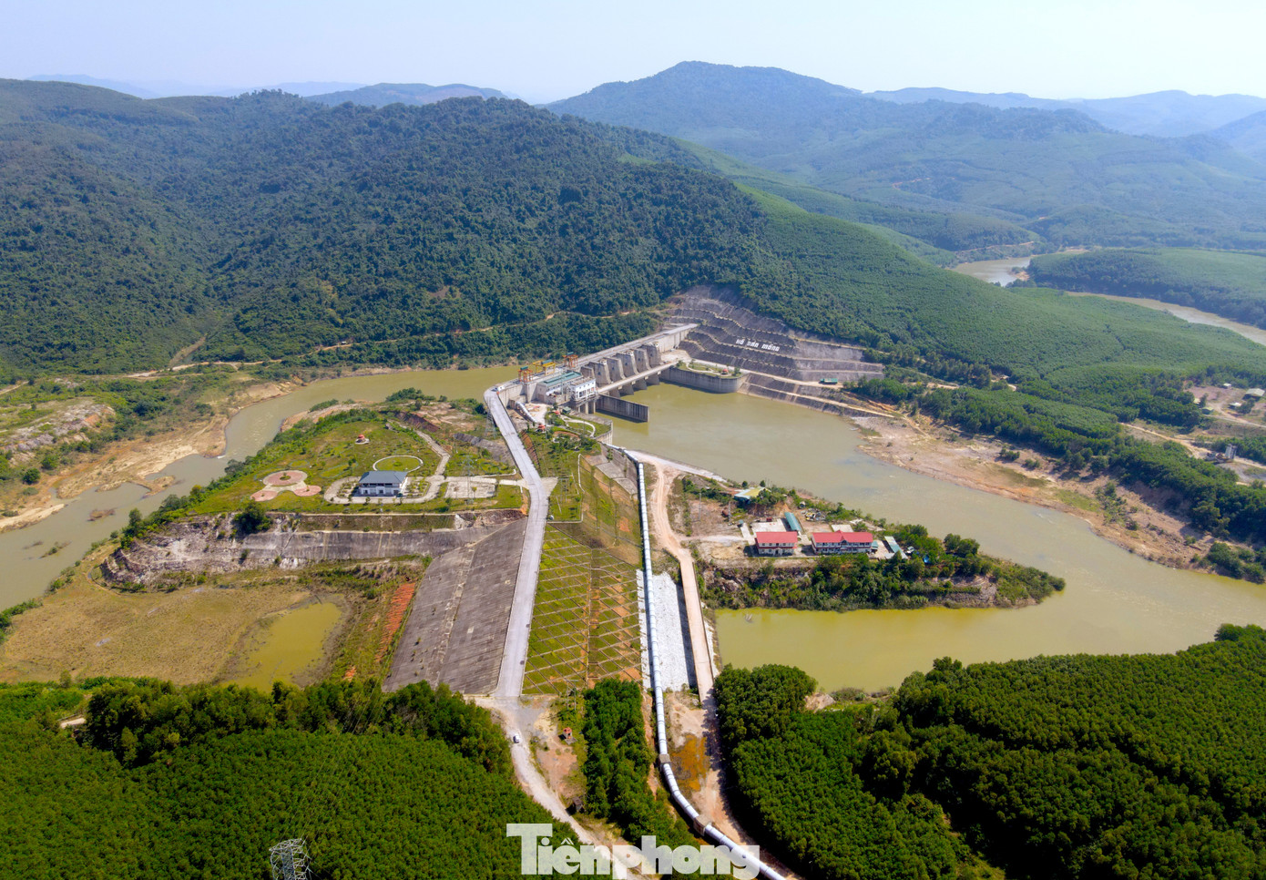 Dự án Hồ chứa nước Bản Mồng được đầu tư xây dựng trên thượng nguồn sông Hiếu thuộc địa phận xã Yên Hợp, huyện Quỳ Hợp. Dự án được phê duyệt từ năm 2009 với mức đầu tư hơn 3.700 tỷ đồng. Dự án sau đó được điều chỉnh tăng tổng mức đầu tư lên hơn 5.550 tỷ đồng. Dự án do Ban Quản lý đầu tư và xây dựng thủy lợi 4, Bộ Nông nghiệp và Phát triển nông thôn (NN&PTNT) làm chủ đầu tư.