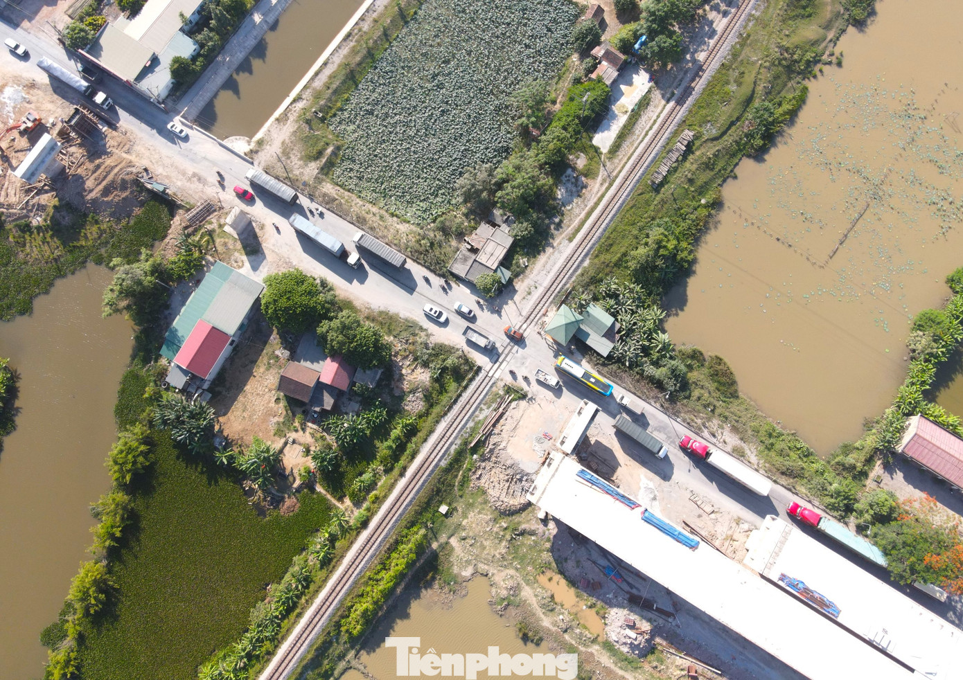 Cây cầu xây dựng chưa hoàn thiện, mặt đường chật hẹp lại đúng điểm giao nhau với đường sắt khiến giao thông qua đây luôn xảy ra tắc nghẽn cục bộ.