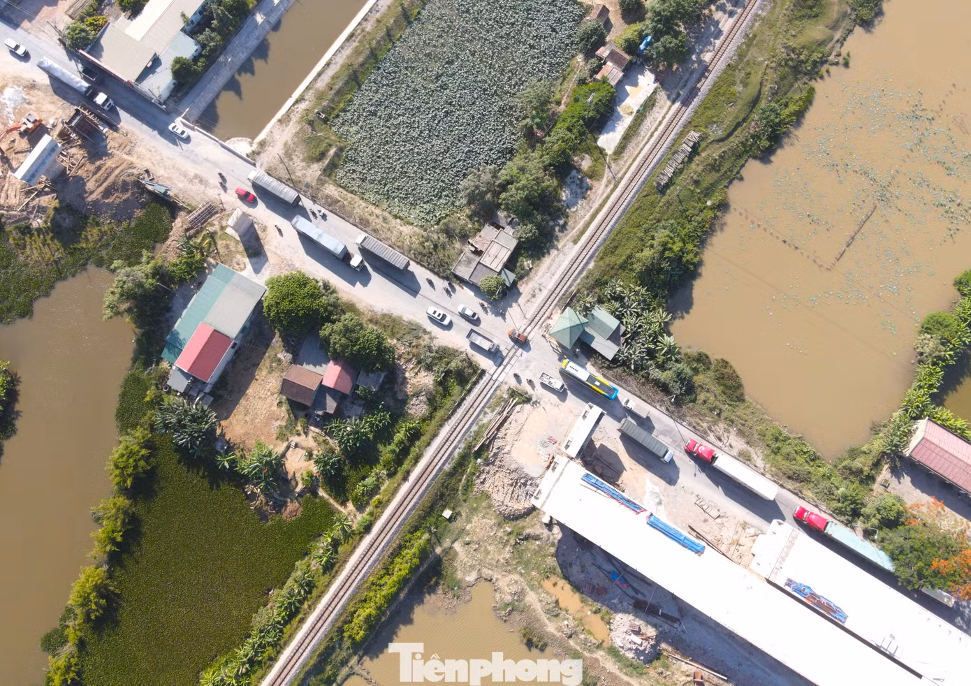 Cây cầu xây dựng chưa hoàn thiện, mặt đường chật hẹp lại đúng điểm giao nhau với đường sắt khiến giao thông qua đây luôn xảy ra tắc nghẽn cục bộ.