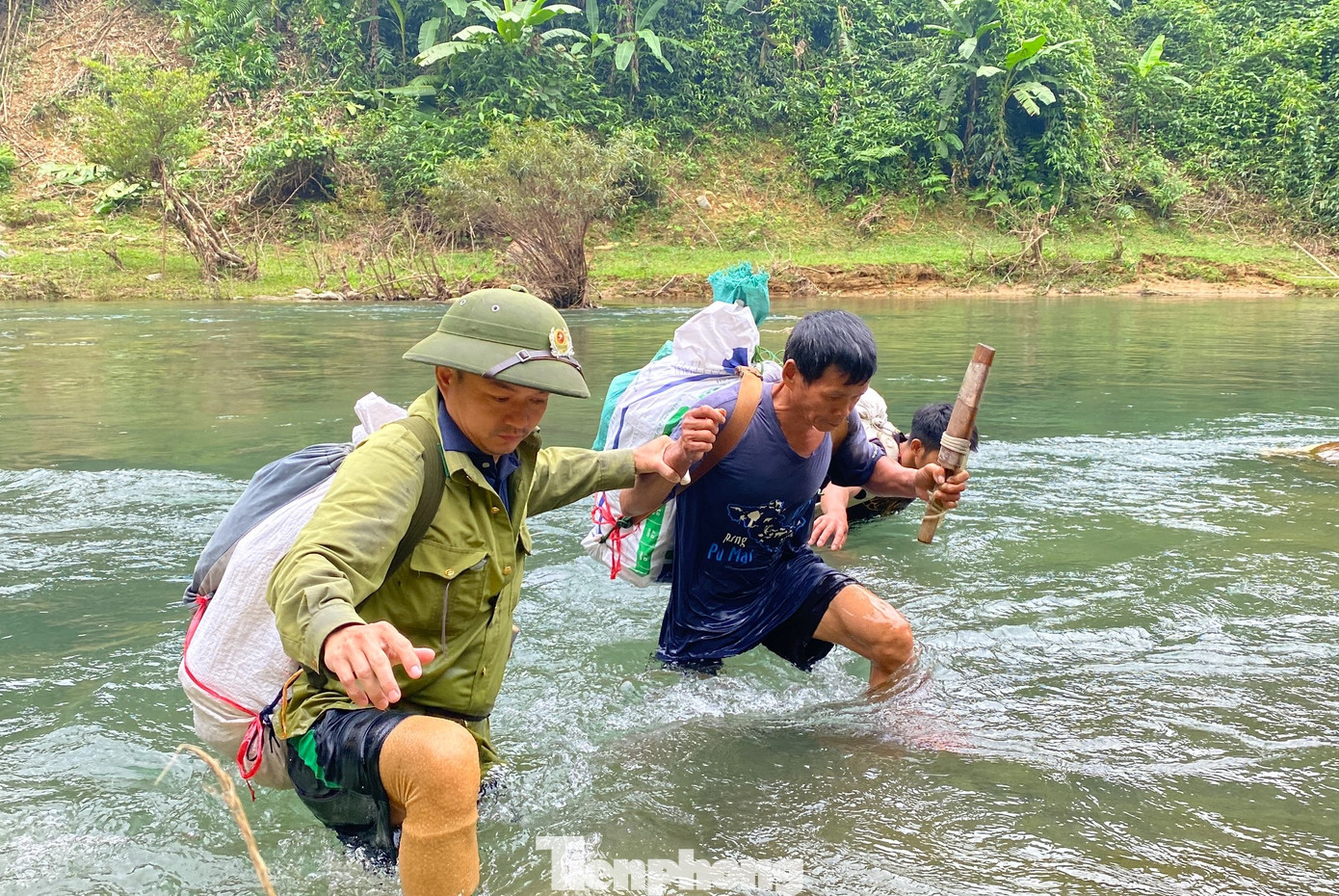 Mỗi chuyến đi tuần tra, đội phải đi từ 10-12 ngày, băng rừng, lội suối, thậm chí là bơi qua khe suối sâu để tuần tra.