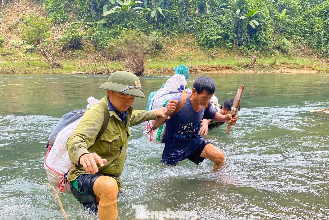 Mỗi chuyến đi tuần tra, đội phải đi từ 10-12 ngày, băng rừng, lội suối, thậm chí là bơi qua khe suối sâu để tuần tra.