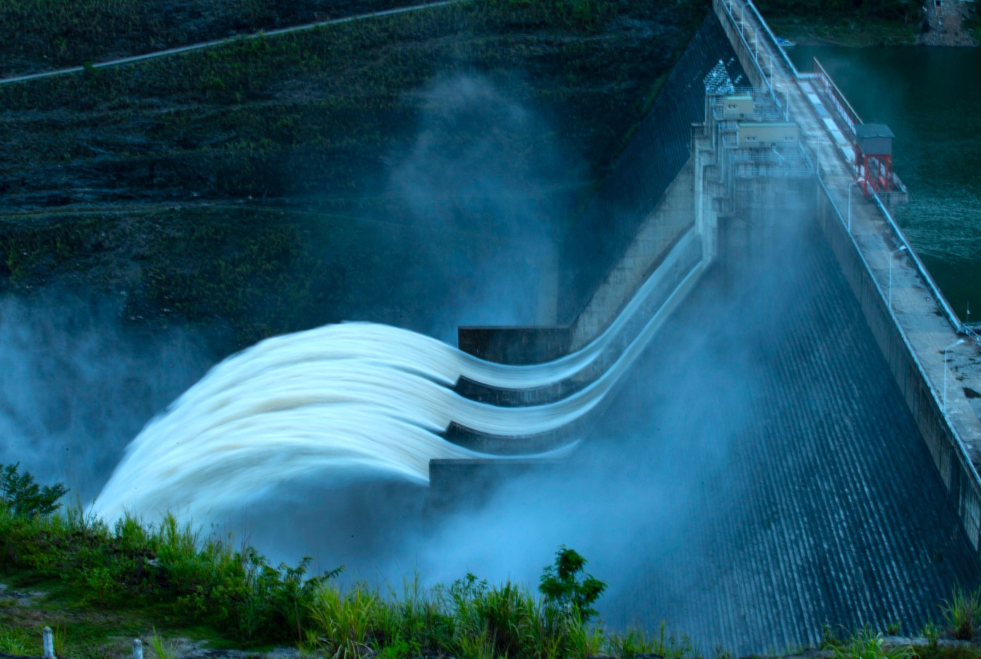 Chiều 5/9, trao đổi với PV, ông Tạ Hữu Hùng - Giám đốc Công ty Thủy điện Bản Vẽ cho biết, từ 20h tối nay phía công ty sẽ tiến hành xả nước qua 1 tràn. Trước đó, phía công ty đã có công văn gửi thông báo cho các địa phương vùng hạ du và các đơn vị liên quan để phối hợp.