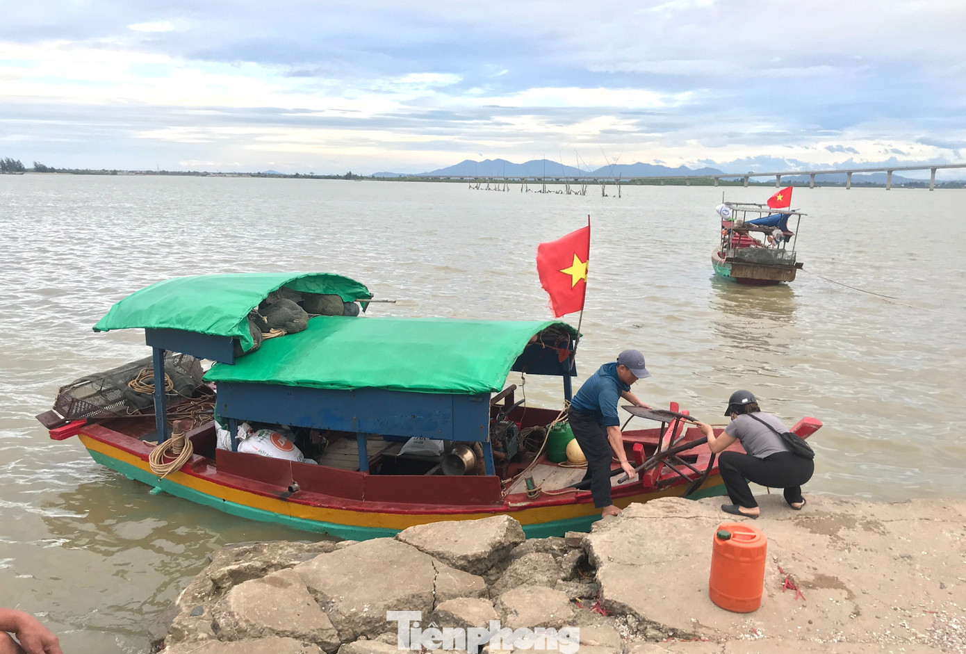 Sáng sớm hàng ngày, ngư dân ở phường Nghi Hải (TX. Cửa Lò, Nghệ An) lại hướng thuyền ra khu vực cửa biển (nơi nước sông đổ ra biển) để bắt đầu một ngày đánh bắt con chem chép bán cho thương lái. Sáng sớm hàng ngày, ngư dân ở phường Nghi Hải (TX. Cửa Lò, Nghệ An) lại hướng thuyền ra khu vực cửa biển (nơi nước sông đổ ra biển) để bắt đầu một ngày đánh bắt con chem chép bán cho thương lái.