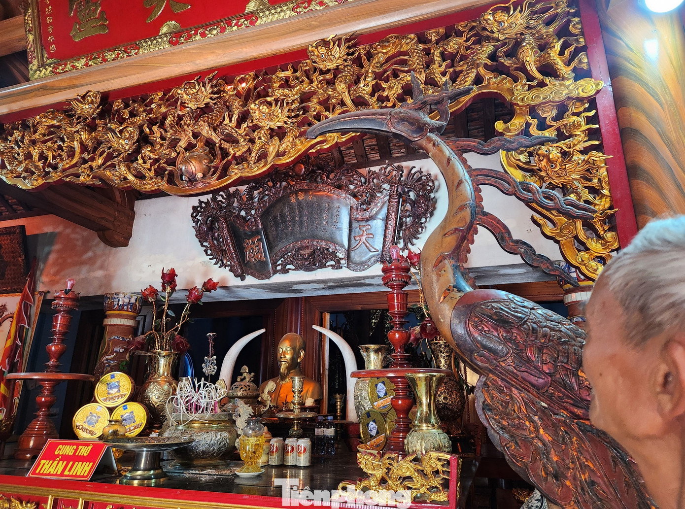 Theo sử sách ghi lại, đền Mai Bảng được xây dựng thời Lê trung hưng để thờ Chiêu Trưng Đại vương Lê Khôi, Chế Thắng phu nhân Nguyễn Thị Bích Châu, Thủy tinh Phu Nhân và 6 vị khai cơ lập làng. Với người dân nơi đây, các vị này đã tạo cuộc sống và phù hộ độ trì cho cư dân nghề biển, nghề nông cho nhân dân, khích lệ việc học hành mở mang dân trí. Theo sử sách ghi lại, đền Mai Bảng được xây dựng thời Lê trung hưng để thờ Chiêu Trưng Đại vương Lê Khôi, Chế Thắng phu nhân Nguyễn Thị Bích Châu, Thủy tinh Phu Nhân và 6 vị khai cơ lập làng. Với người dân nơi đây, các vị này đã tạo cuộc sống và phù hộ độ trì cho cư dân nghề biển, nghề nông cho nhân dân, khích lệ việc học hành mở mang dân trí.