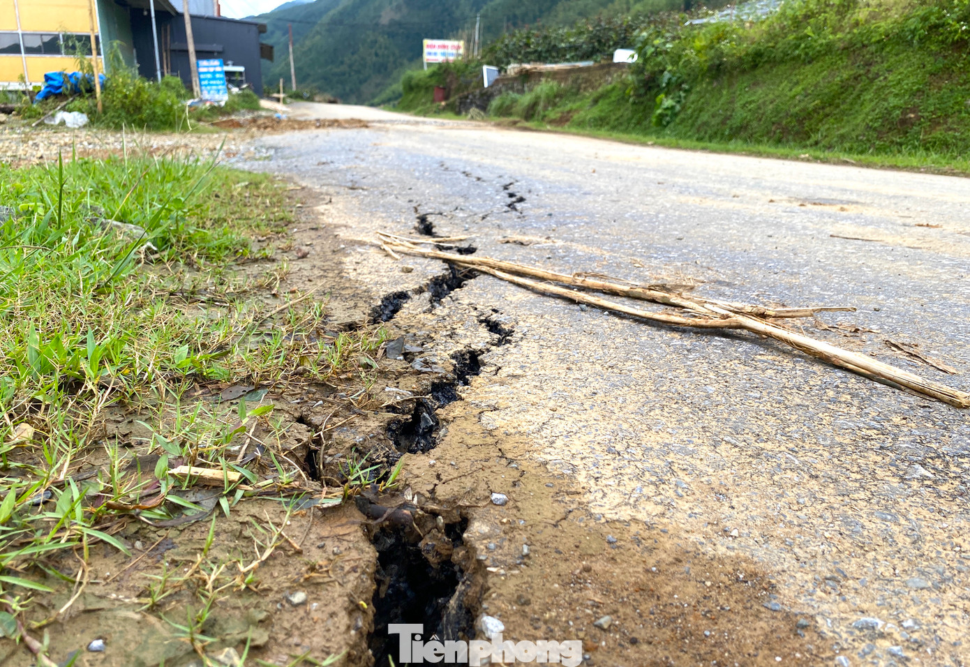 Quốc lộ 34 đoạn qua xã Vũ Nông (huyện Nguyên Bình, Cao Bằng) xuất hiện nhiều vết nứt nghiêm trọng chạy ngang tuyến.