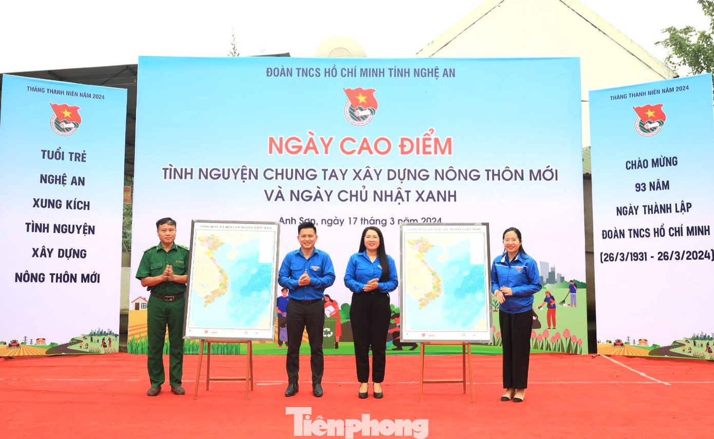 Tại chương trình, Ban Thường vụ Tỉnh Đoàn Nghệ An đã triển khai, trao tặng nhiều công trình, phần quà ý nghĩa đến với người dân, đoàn viên thanh niên trên địa bàn. Tại chương trình, Ban Thường vụ Tỉnh Đoàn Nghệ An đã triển khai, trao tặng nhiều công trình, phần quà ý nghĩa đến với người dân, đoàn viên thanh niên trên địa bàn.