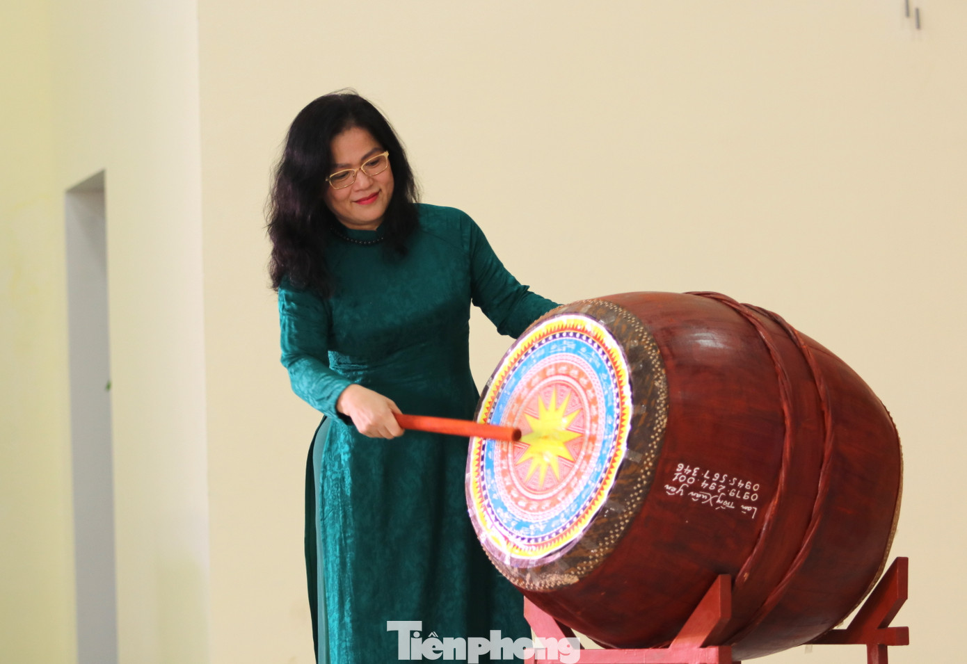 Bà Nguyễn Thị Kim Chi - Bí thư Đảng ủy khối các cơ quan tỉnh Nghệ An đánh trống khai giảng tại trường THPT DTNT Nghệ An.