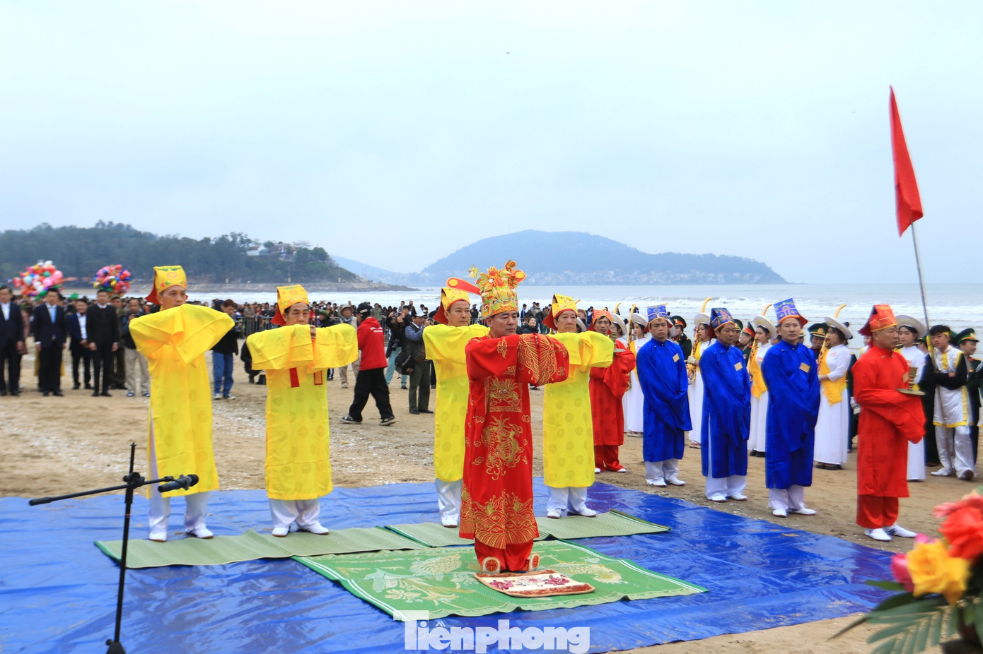 Các vị chủ lễ và đại biểu trang nghiêm thực hiện các nghi lễ, dâng hương trong lễ cầu ngư.