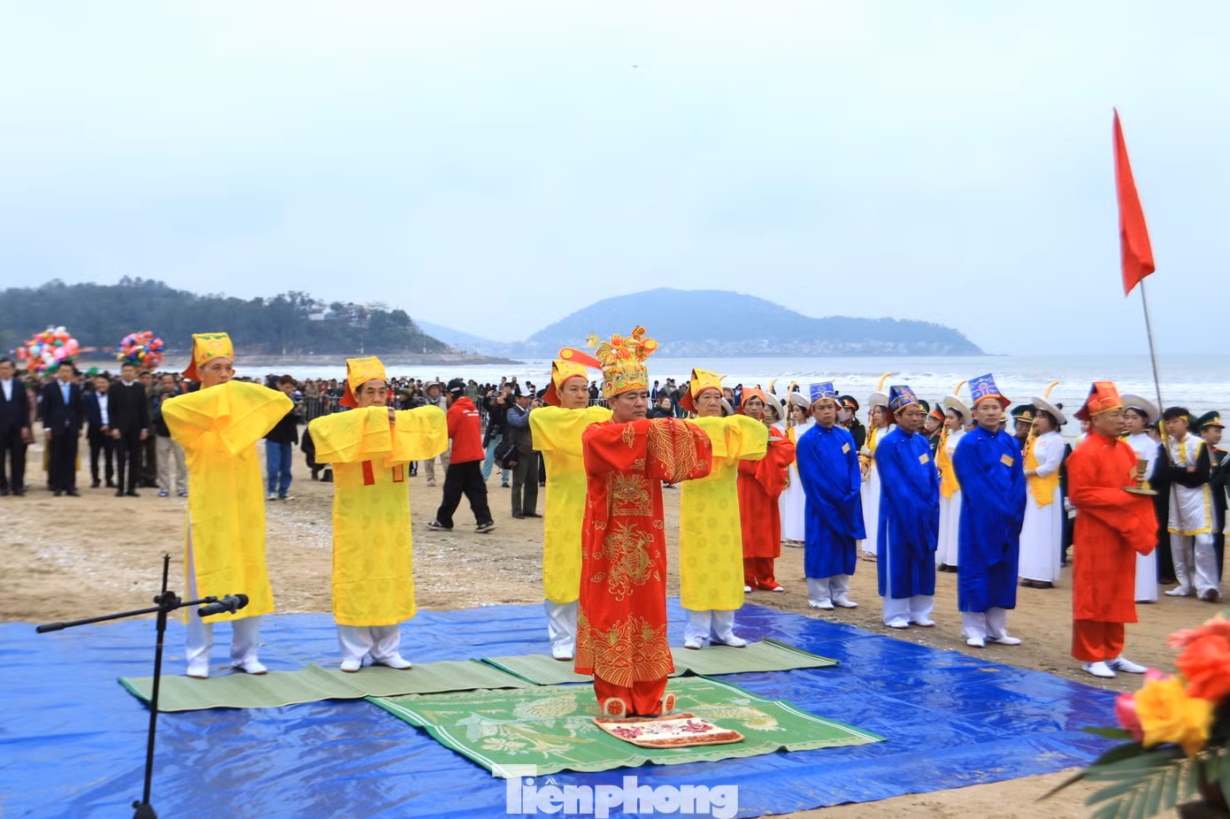 Các vị chủ lễ và đại biểu trang nghiêm thực hiện các nghi lễ, dâng hương trong lễ cầu ngư.