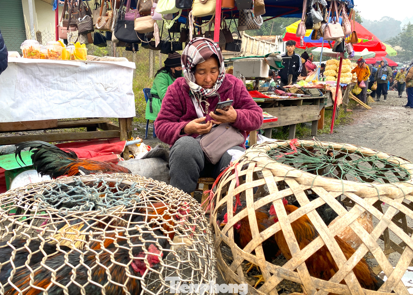 Chợ bán nhiều gà dân bản tự nuôi. Chợ bán nhiều gà dân bản tự nuôi.