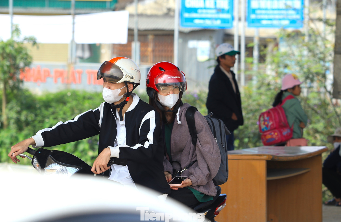 Nhiều sinh viên cũng ra đường để đón xe trở lại trường học sau kỳ nghỉ Tết kéo dài 1 tuần.