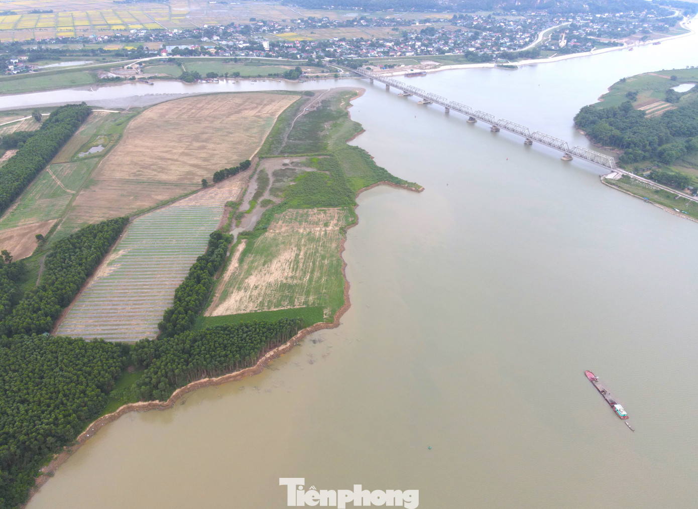 Phó Chủ tịch xã Long Xá cho hay, bờ sông bị sạt lở sâu vào trong có nhiều nguyên nhân như mưa lũ, dòng chảy. Bên cạnh đó có ảnh hưởng lớn do việc các tàu khai thác cát ở lòng sông. "Năm vừa rồi đất sát bờ sông của xã bị sạt lở khoảng 4ha. Hàng năm xã đã trồng cây ven sông chống sạt lở nhưng không khả quan. Chỉ còn biện pháp làm kè mới có hiệu quả nhưng xã thì không có kinh phí", ông Võ Văn Chiến - Phó Chủ tịch xã Long Xá nói. Phó Chủ tịch xã Long Xá cho hay, bờ sông bị sạt lở sâu vào trong có nhiều nguyên nhân như mưa lũ, dòng chảy. Bên cạnh đó có ảnh hưởng lớn do việc các tàu khai thác cát ở lòng sông. "Năm vừa rồi đất sát bờ sông của xã bị sạt lở khoảng 4ha. Hàng năm xã đã trồng cây ven sông chống sạt lở nhưng không khả quan. Chỉ còn biện pháp làm kè mới có hiệu quả nhưng xã thì không có kinh phí", ông Võ Văn Chiến - Phó Chủ tịch xã Long Xá nói.