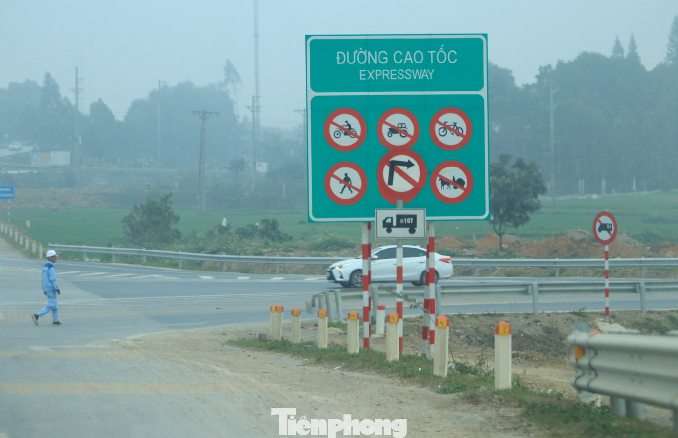 Tại các điểm nhập vào cao tốc đều có biển cảnh báo, cấm các loại phương tiện đi vào cao tốc và cấm xe có tải trọng hàng trên 10 tấn. Tại các điểm nhập vào cao tốc đều có biển cảnh báo, cấm các loại phương tiện đi vào cao tốc và cấm xe có tải trọng hàng trên 10 tấn.