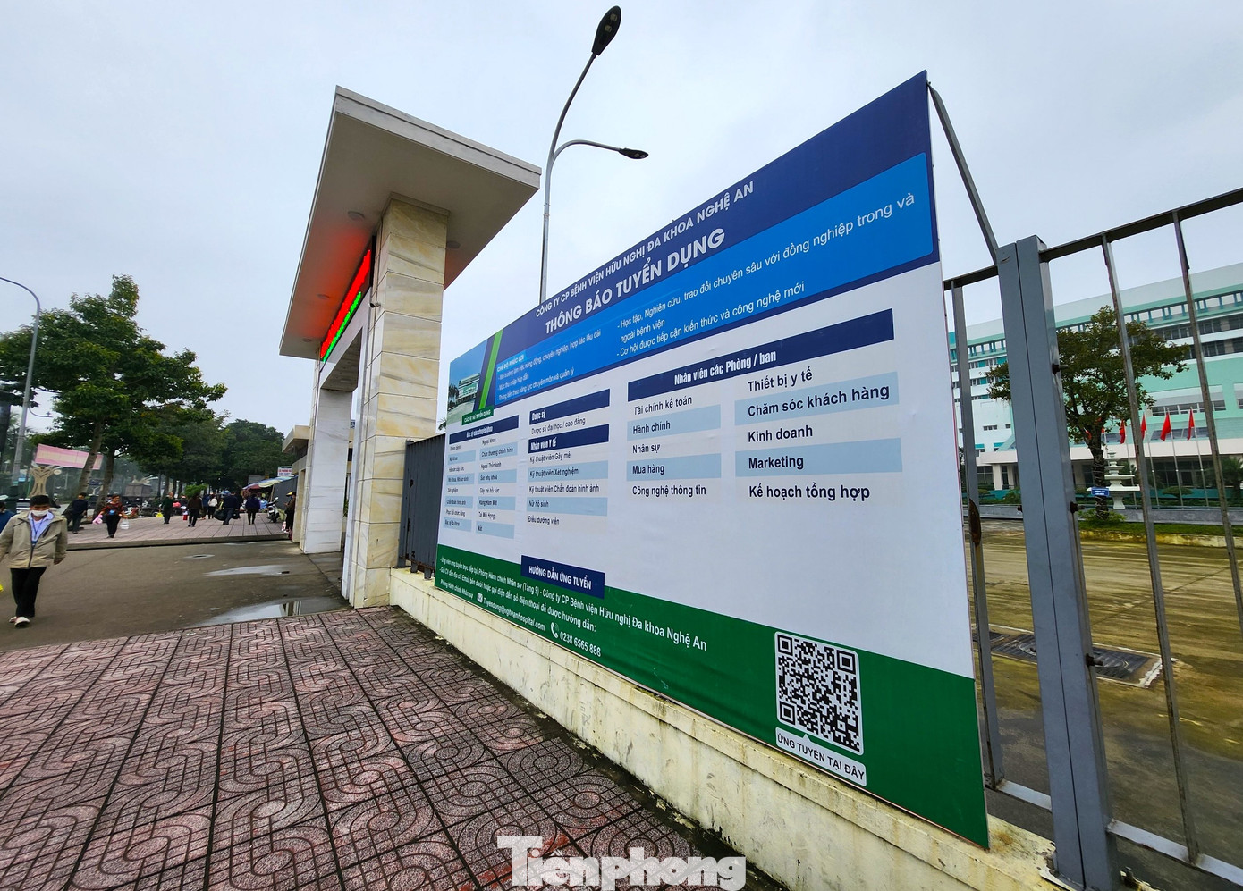 Trước cổng chính, Công ty Cổ phần Bệnh viện Hữu nghị đa khoa Nghệ An thông báo tuyển dụng nhân viên quy mô lớn với các vị trí bác sỹ, dược sỹ, nhân viên y tế và các phòng ban. Ở khu vực cầu vượt nối Bệnh viện Hữu nghị đa khoa Nghệ An giai đoạn 1 với gia đoạn 2 chưa đưa vào sử dụng đã trở thành nơi nghỉ ngơi của người nhà bệnh nhân đến thăm khám.
