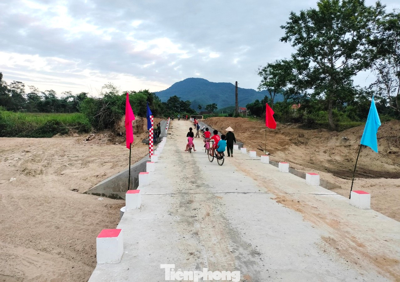 Cây cầu đáp ứng sự mong mỏi của bà con nhân dân xã Tiên Kỳ. Cây cầu đáp ứng sự mong mỏi của bà con nhân dân xã Tiên Kỳ.