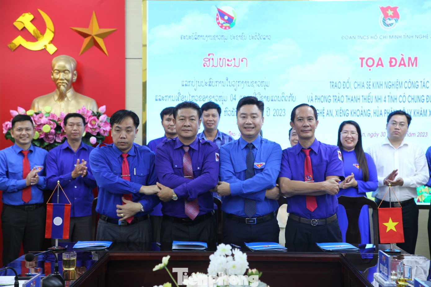 Các đại biểu thể hiện tình đoàn kết.