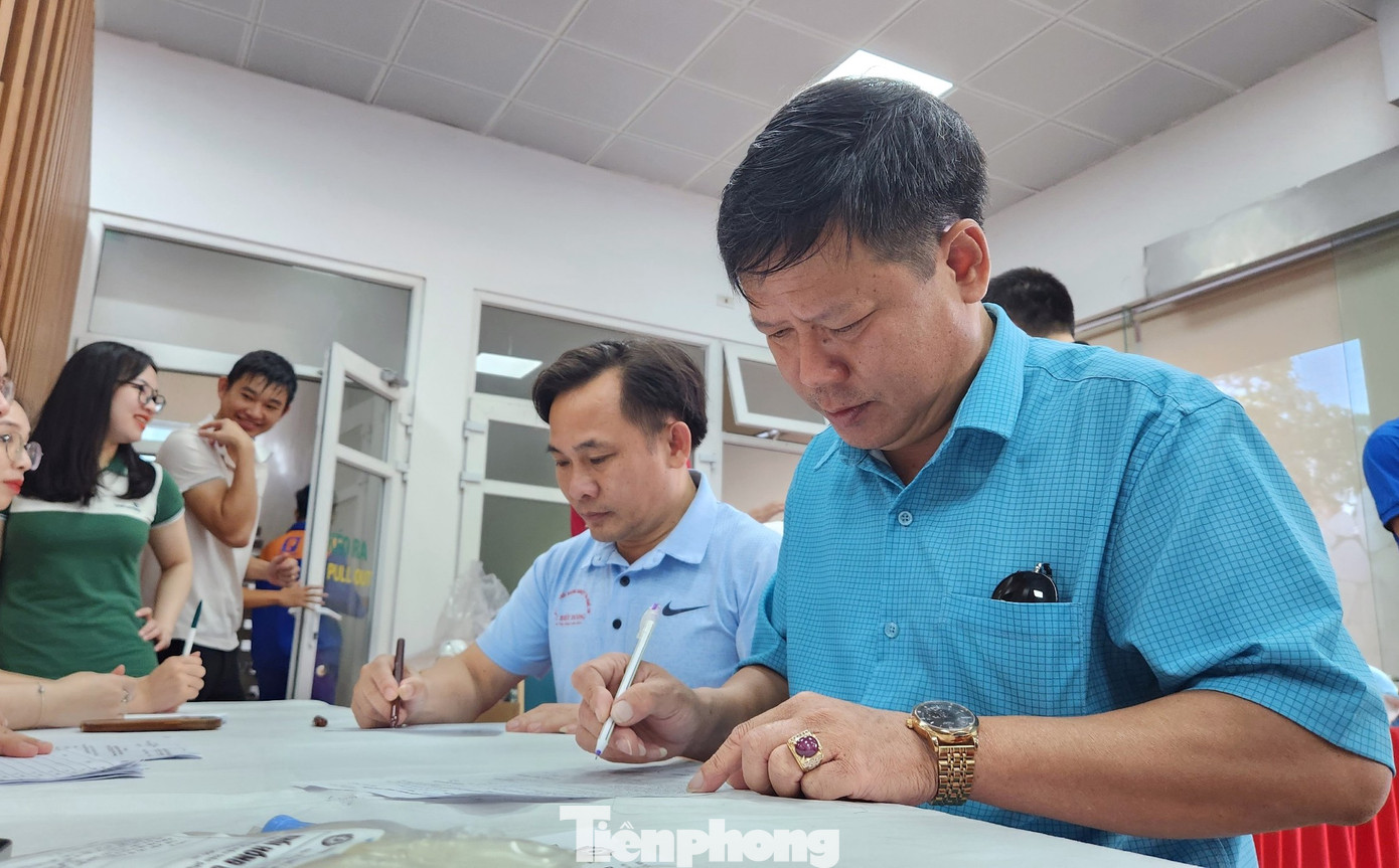 Trước khi tham gia hiến máu, các cán bộ, đoàn viên sẽ được hướng dẫn ghi thông tin vào phiếu đăng ký hiến máu tình nguyện. Trước khi tham gia hiến máu, các cán bộ, đoàn viên sẽ được hướng dẫn ghi thông tin vào phiếu đăng ký hiến máu tình nguyện.