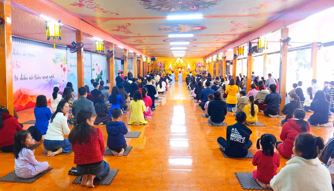 Theo thống kê, trong những ngày đầu năm mới 2025, đã có hàng chục nghìn lượt phật tử, du khách đến chùa Phúc Lạc chiêm bái vãn cảnh du xuân. Theo thống kê, trong những ngày đầu năm mới 2025, đã có hàng chục nghìn lượt phật tử, du khách đến chùa Phúc Lạc chiêm bái vãn cảnh du xuân.