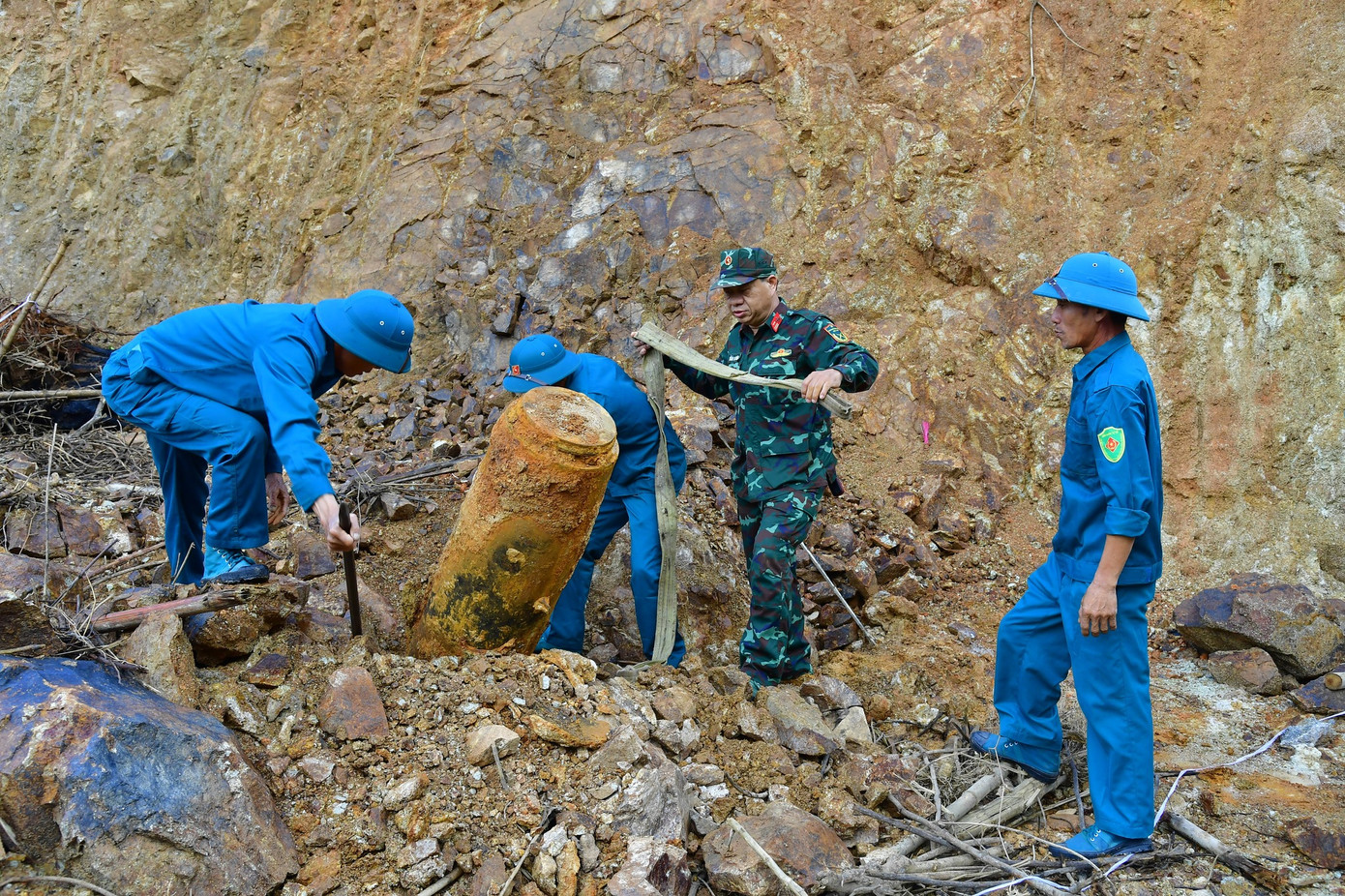 Quả bom sau đó được di chuyển ra khỏi vườn nhà dân. Quả bom sau đó được di chuyển ra khỏi vườn nhà dân.