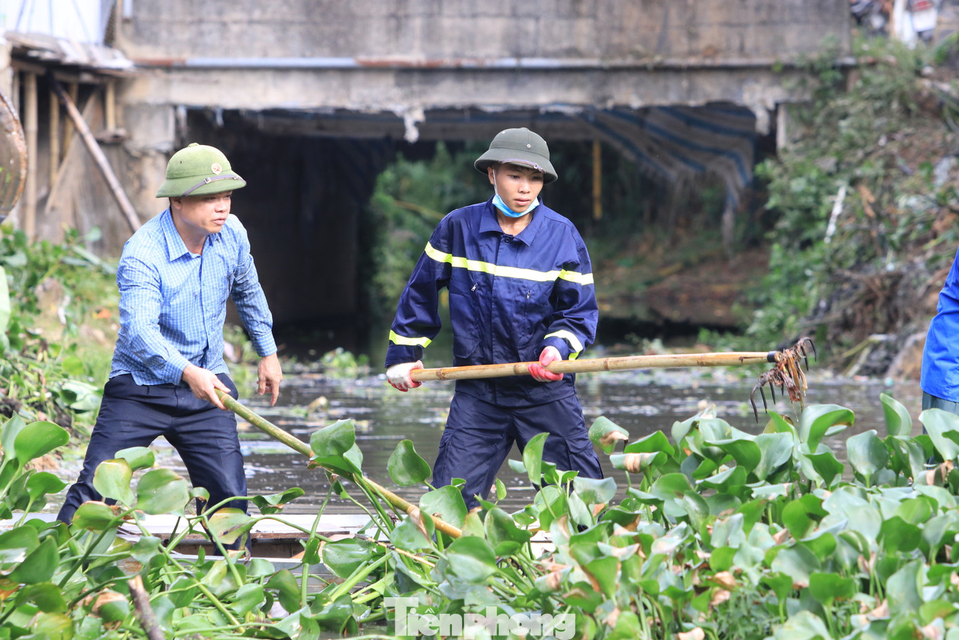 Các chiến sĩ công an, cảnh sát, lực lượng chức năng và người dân trực tiếp xuống khơi thông dòng chảy.