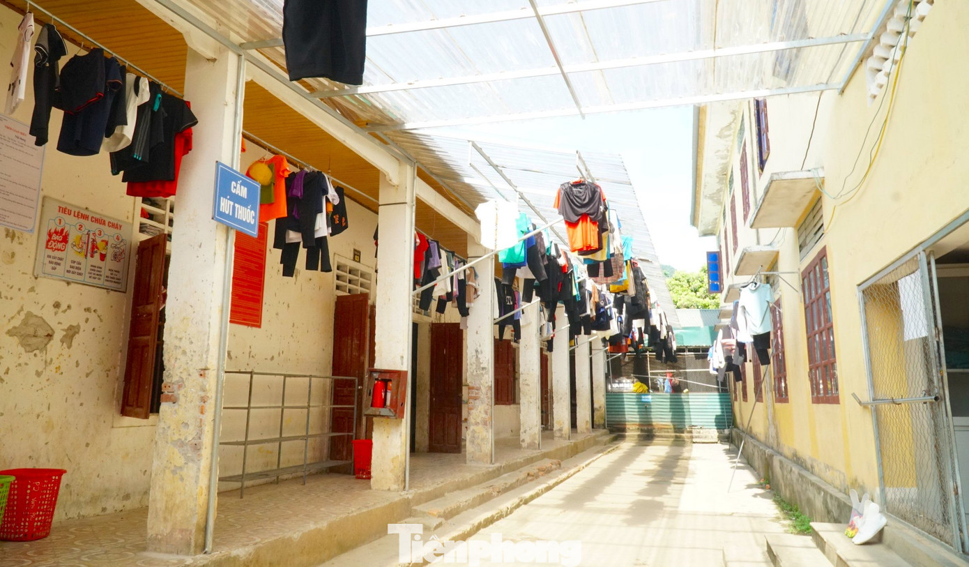 Còn ký túc xá cho học sinh được mượn của Trung tâm Giáo dục thường xuyên huyện Con Cuông. Suốt 10 năm qua, thầy và trò trường nội trú vẫn từng ngày chịu cảnh dạy nhờ ở tạm mà chưa thể có cơ sở vật chất mới để giảng dạy, sinh hoạt.