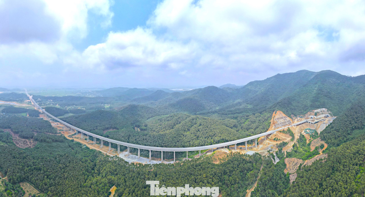 Ngày 28/4, sau gần 3 năm thi công, 30km đầu tuyến cao tốc Diễn Châu (Nghệ An) - Bãi Vọt (Hà Tĩnh) thuộc dự án cao tốc Bắc Nam sẽ được thông xe phục vụ các phương tiện giao thông đi lại. Hơn 19km còn lại sẽ thông xe sau do phải chờ xử lý nền đất yếu.