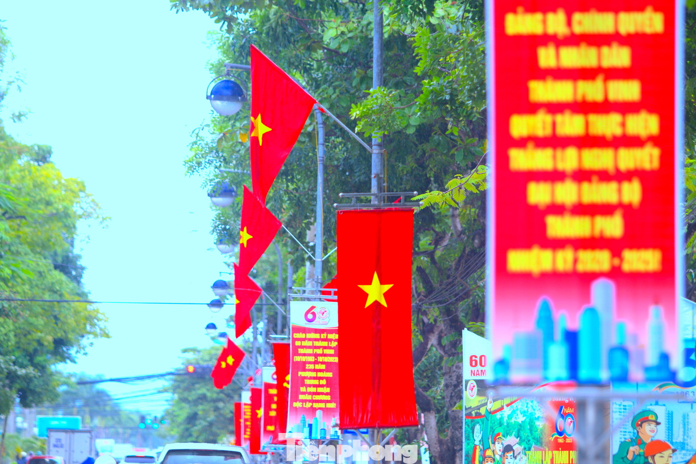 Dọc các tuyến phố, các công sở trên địa bàn được khoác lên mình một màu rực rỡ cờ hoa, băng rôn khẩu hiệu.