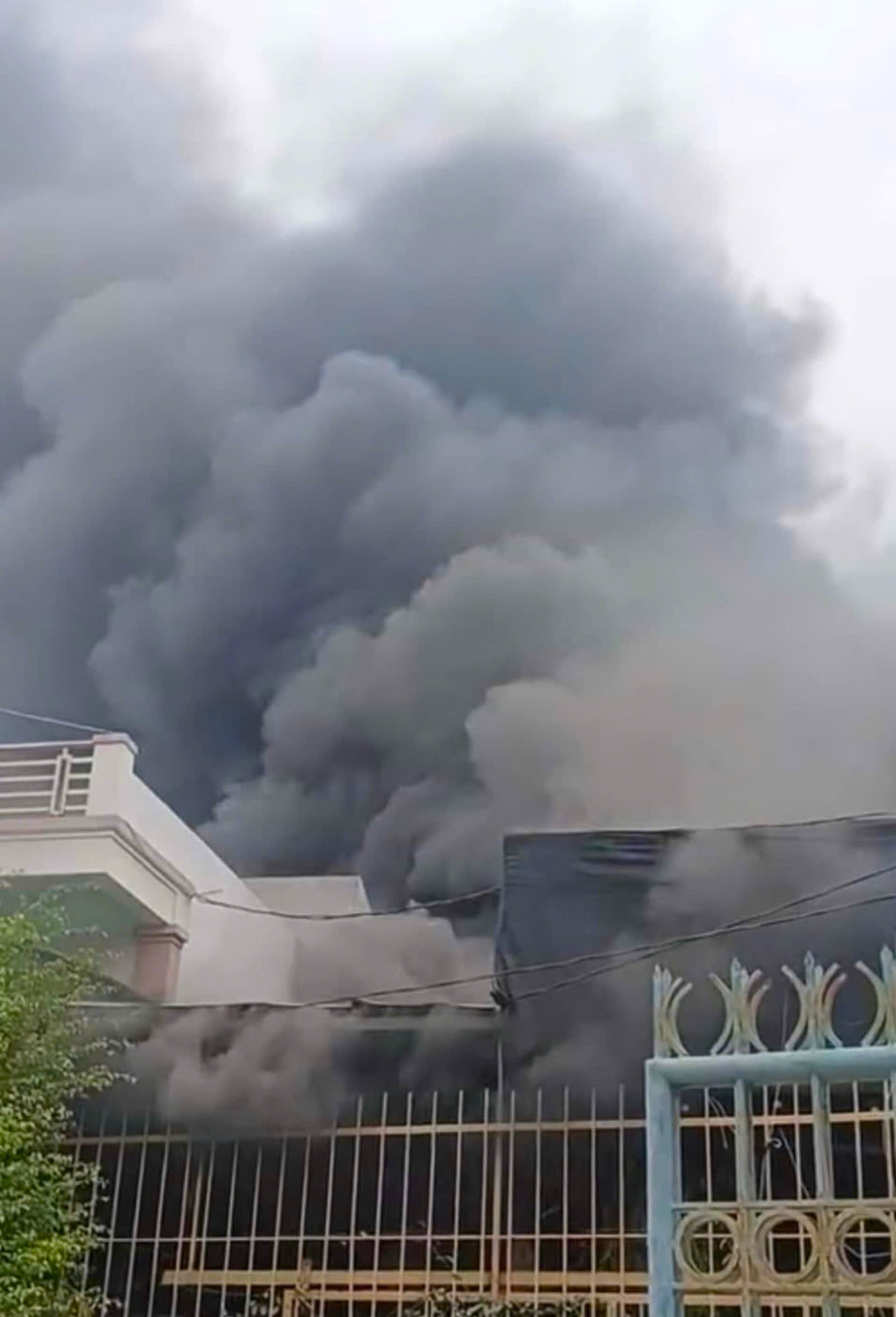 Cột khói đen từ đám cháy ngùn ngụt bốc lên cao hàng chục mét.