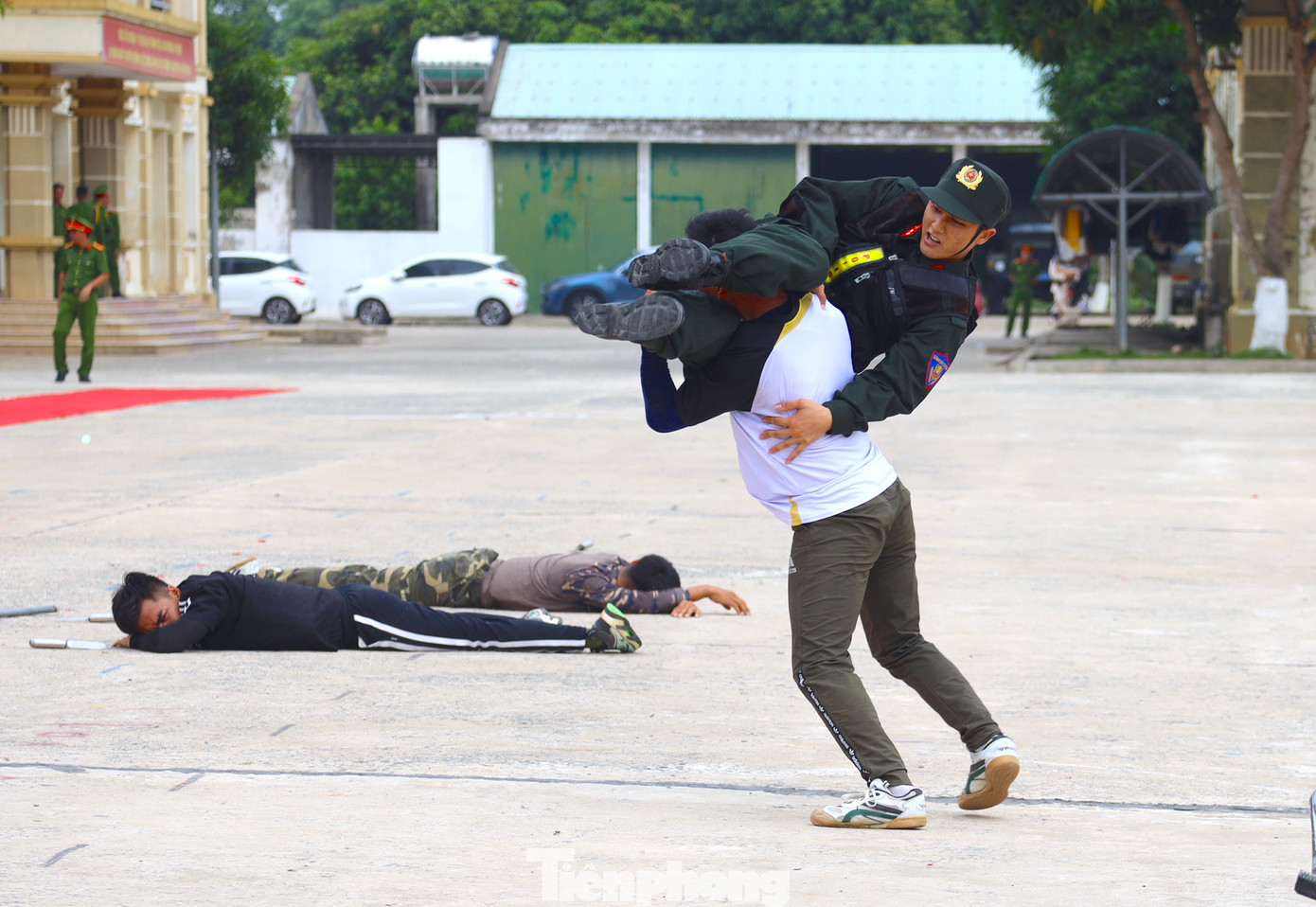 Biểu diễn võ thuật qua các tình huống giả định.