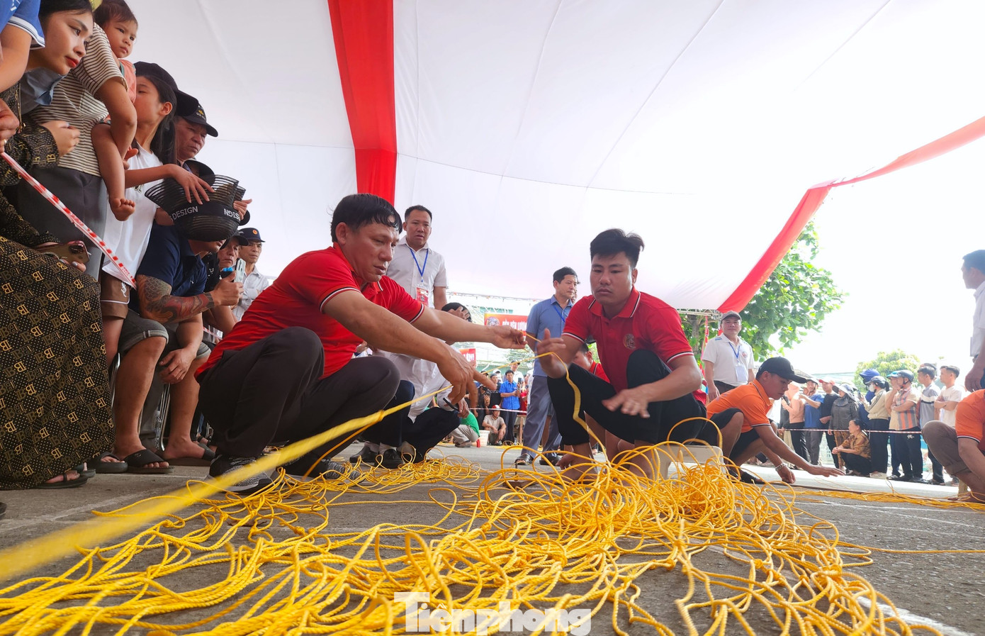 Những vẻ mặt quyết tâm, tập trung để đan lưới được nhanh nhất.