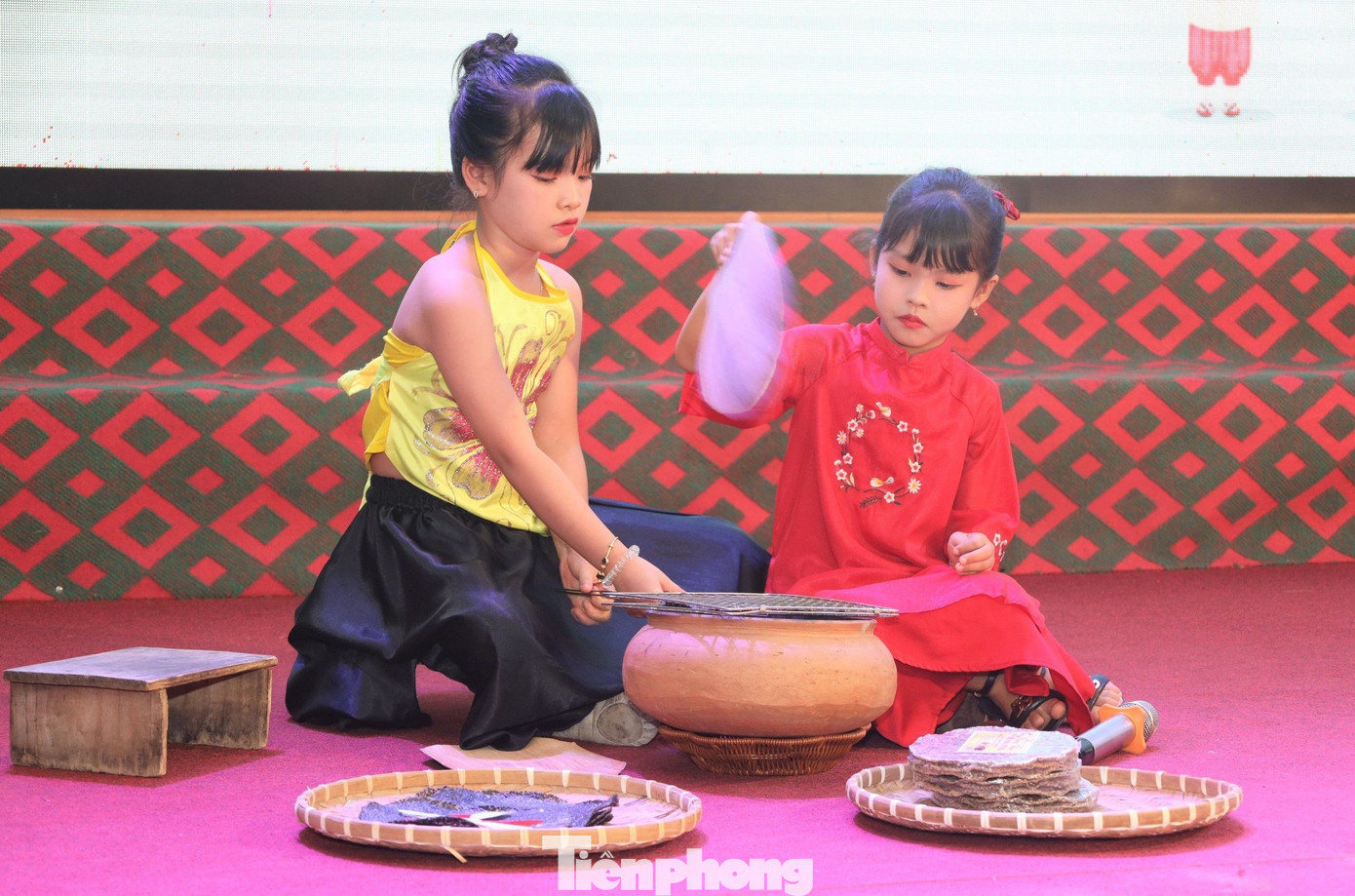 Mỗi đội thi có 3 thành viên sẽ thực hiện bài thuyết trình của mình trong thời gian từ 3-5 phút. Sau khi trình bày xong, Ban Giám khảo sẽ đặt câu hỏi có nội dung liên quan đến bài thuyết trình. Đội thi sẽ cử đại diện trả lời trong thời gian không quá 2 phút.