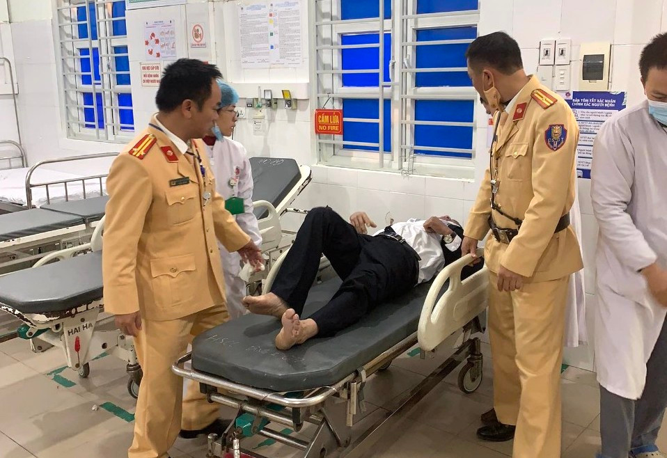 Tổ CSGT Công an thị xã Thái Hòa sau đó đã hỗ trợ sơ cứu và đưa người đàn ông đến viện cấp cứu kịp thời.