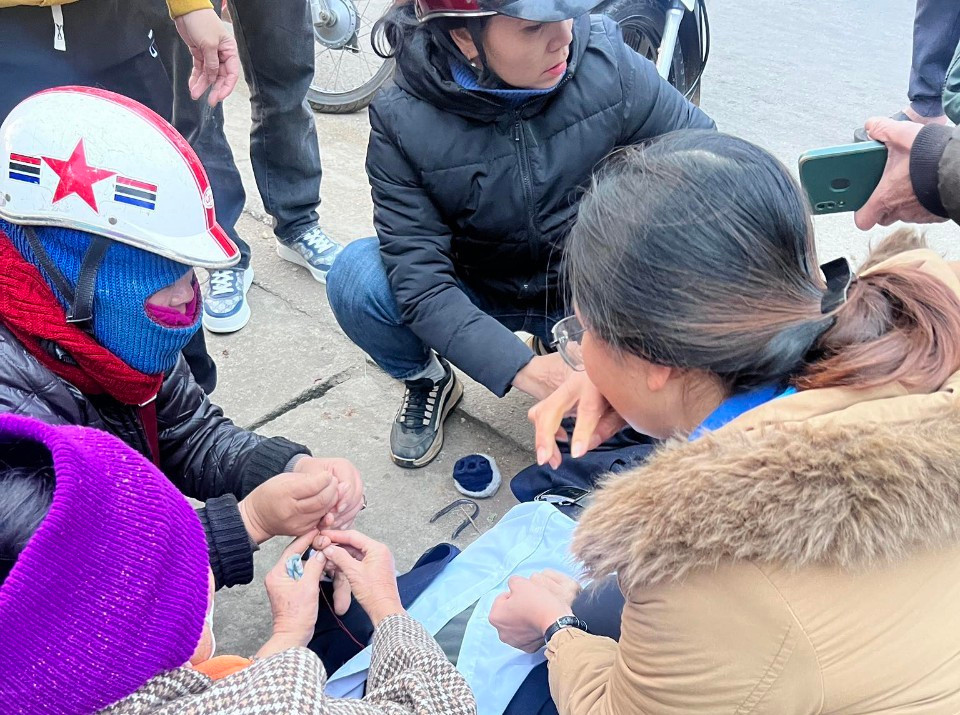 Chị Nguyệt hỗ trợ nhồi, ép lồng ngực cho nạn nhân. Một số người dùng kim chích, lễ các đầu ngón tay nạn nhân để sơ cứu đột quỵ.