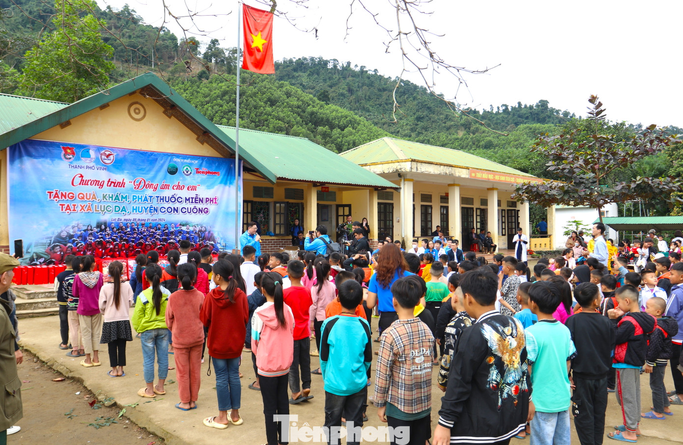 Xã Lục Dạ là một trong những xã vùng sâu, xa của huyện Con Cuông. Trong đó bản Mọi là bản khó khăn, xa nhất của xã. Toàn xã Lục Dạ có 1.181 hộ dân với 8.650 nhân khẩu. Riêng bản Mọi có 161 hộ, 796 nhân khẩu, trong đó có 106 hộ nghèo, có 3 dân tộc sinh sống gồm người Thái, người Đan Lai và người Kinh.