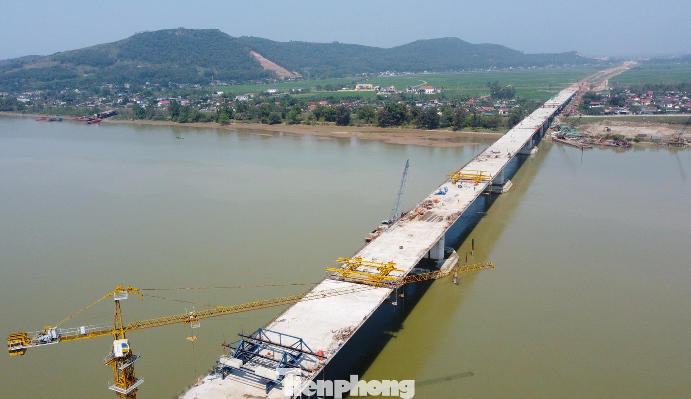 Phần cầu vượt qua sông Lam dài 510m, kế tiếp là vượt sông La Giang (Hà Tĩnh) dài 147m. Ngoài ra, phía tỉnh Hà tĩnh có hơn 2,2km đường dẫn lên cầu được thiết kế theo kiểu cầu cạn thay vì làm đường.