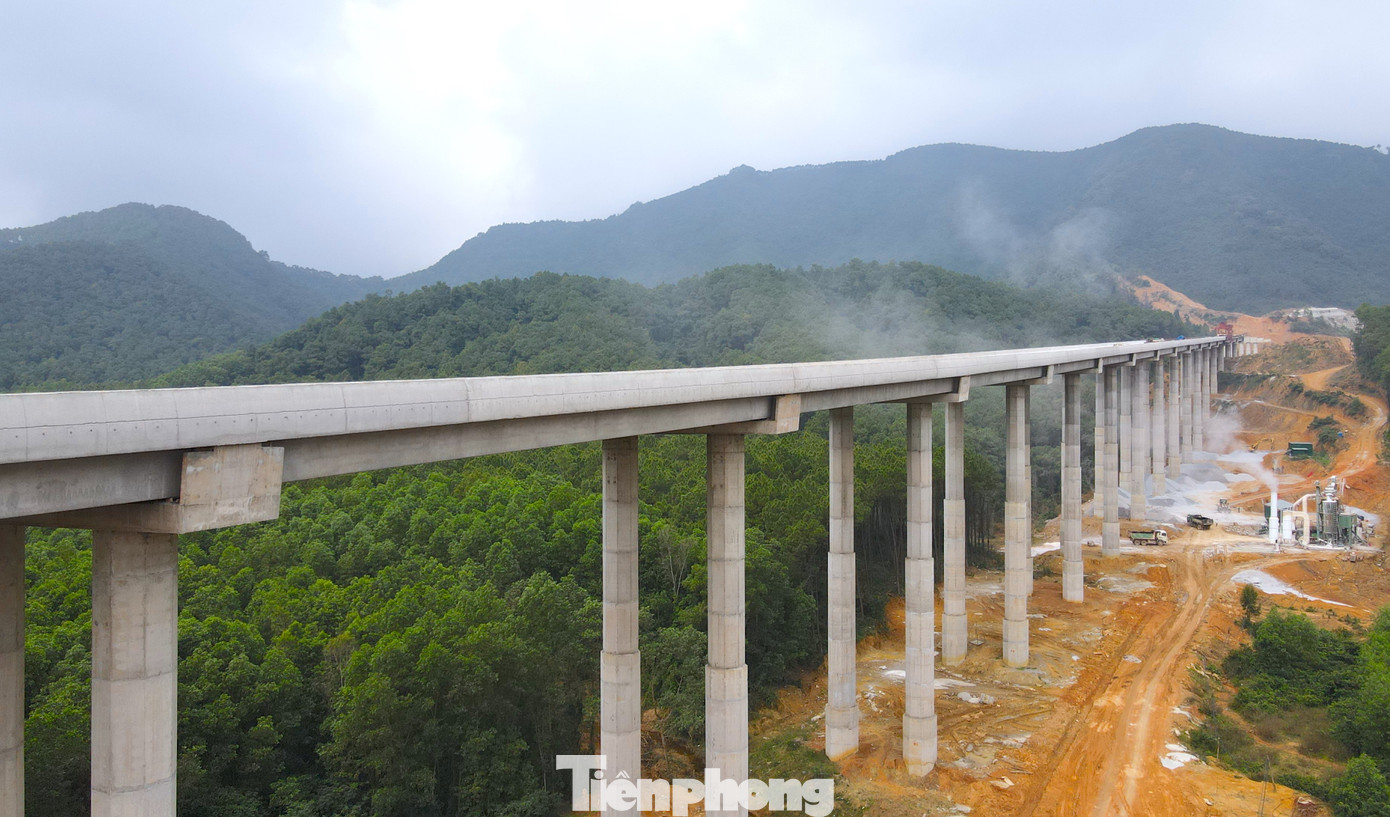 Cây cầu Thần Vũ 2 cũng cơ bản được hoàn thiện. Cây cầu Thần Vũ 2 cũng cơ bản được hoàn thiện.