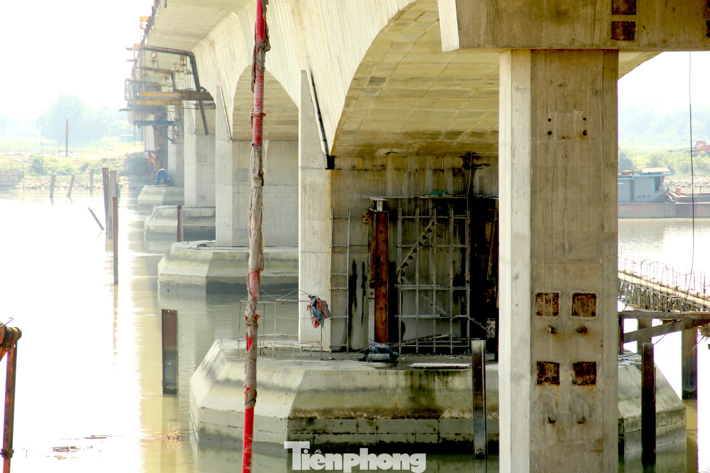 Kỹ sư Nguyễn Quang Trung (phụ trách cầu Hưng Đức của Công ty CP Tập đoàn Cienco 4) - cho biết, phần khó nhất trong thi công cầu Hưng Đức là công đoạn nhồi cọc giữa sông Lam. Mỗi mố cầu được nhồi 22 cọc, với độ sâu âm 50m.