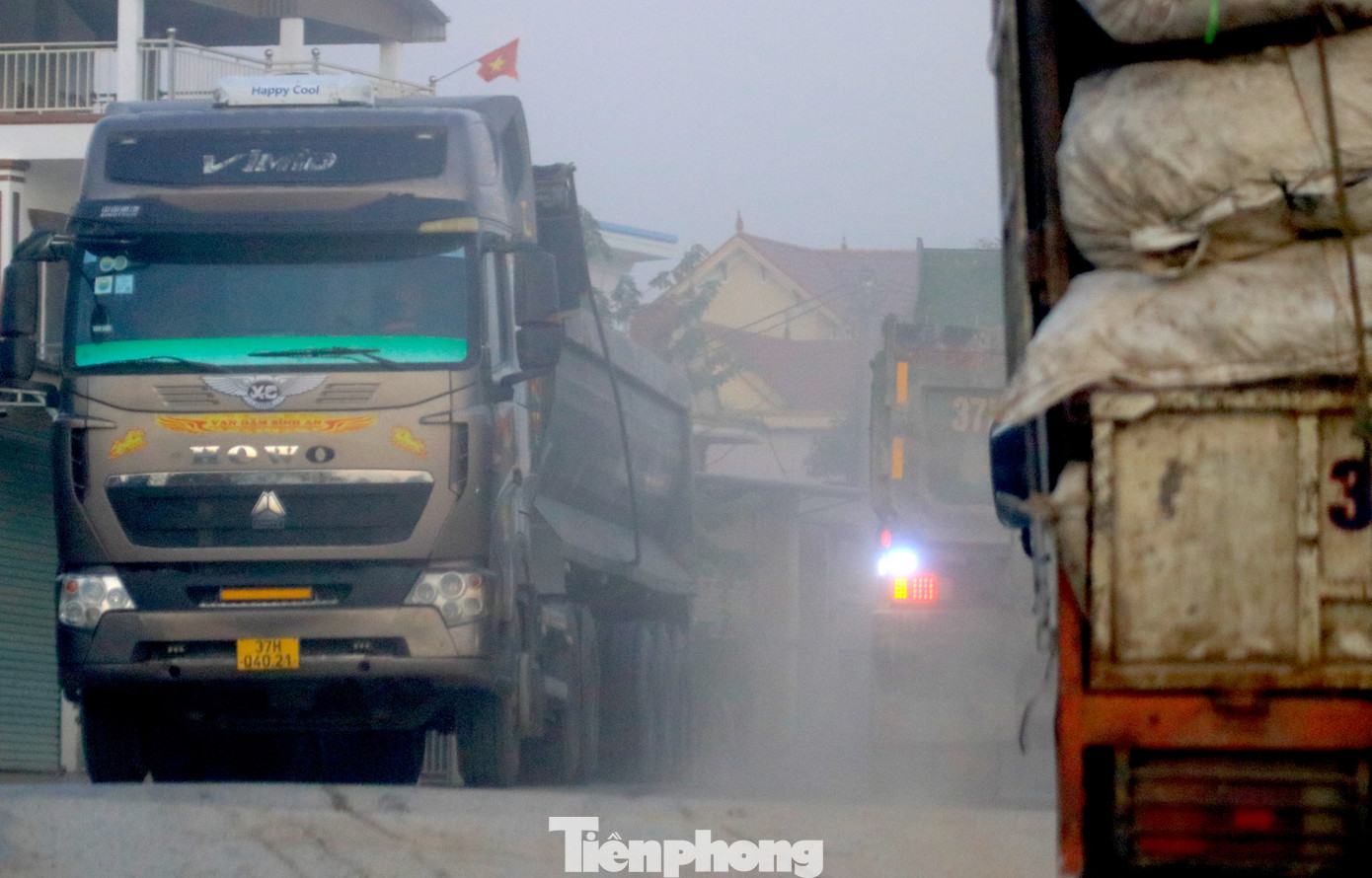 Tại các điểm thi công nhưng không được tưới nước khiến bụi bay mù mịt.