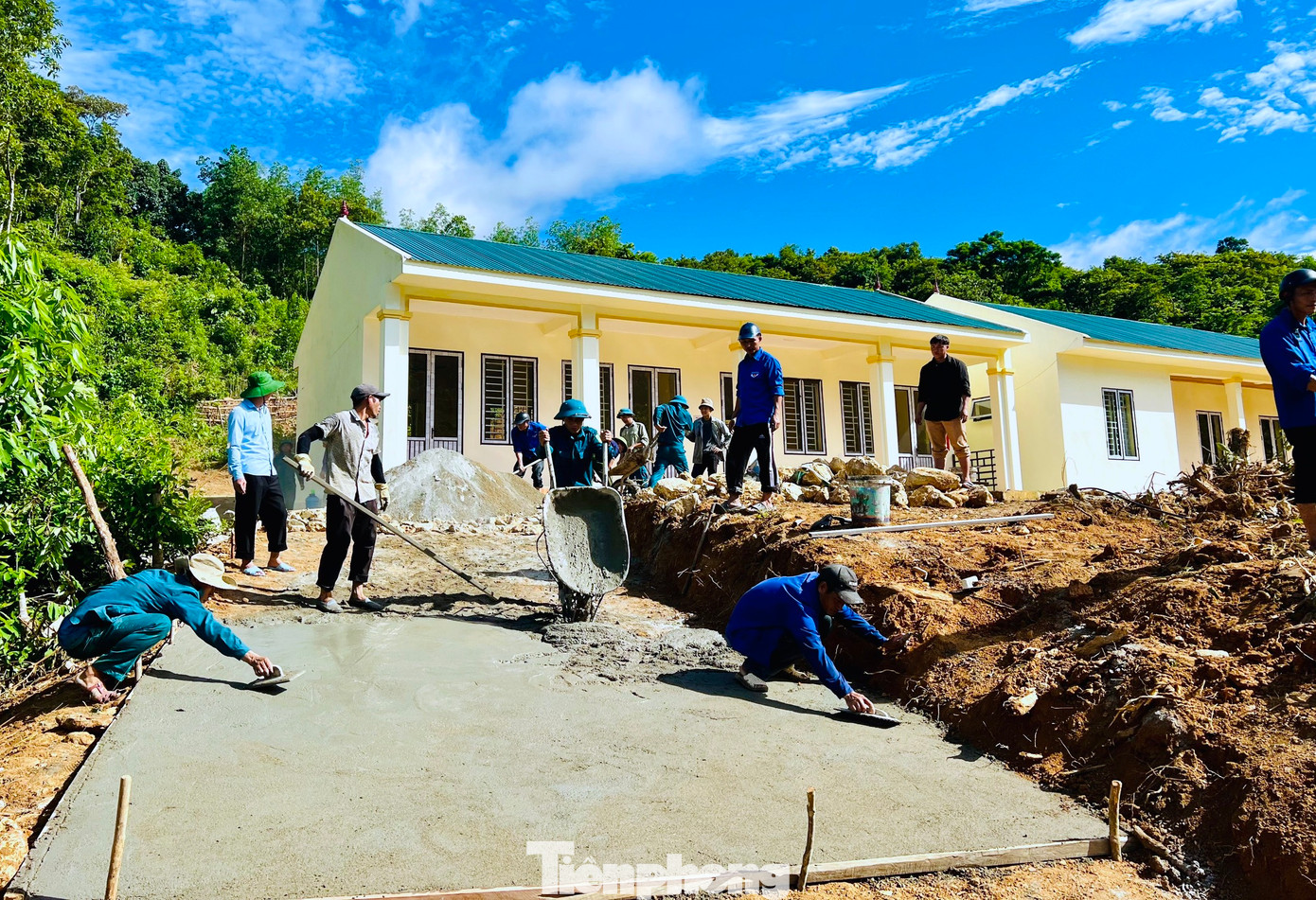 Trong vòng 1 ngày, các đoàn viên thanh niên và Ban Chỉ huy quân sự xã Nhôn Mai đã làm được 40 mét đường bê tông. Trong vòng 1 ngày, các đoàn viên thanh niên và Ban Chỉ huy quân sự xã Nhôn Mai đã làm được 40 mét đường bê tông.