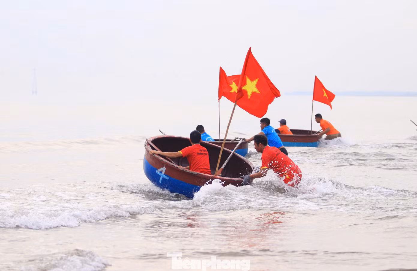 Khi có hiệu lệnh của trọng tài, các đội đua nhanh chóng đẩy thuyền ra biển và đua. Khi có hiệu lệnh của trọng tài, các đội đua nhanh chóng đẩy thuyền ra biển và đua.
