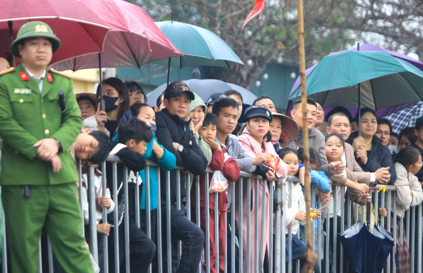 Hàng vạn du khách thập phương và người dân địa phương đến theo dõi buổi lễ. Hàng vạn du khách thập phương và người dân địa phương đến theo dõi buổi lễ.