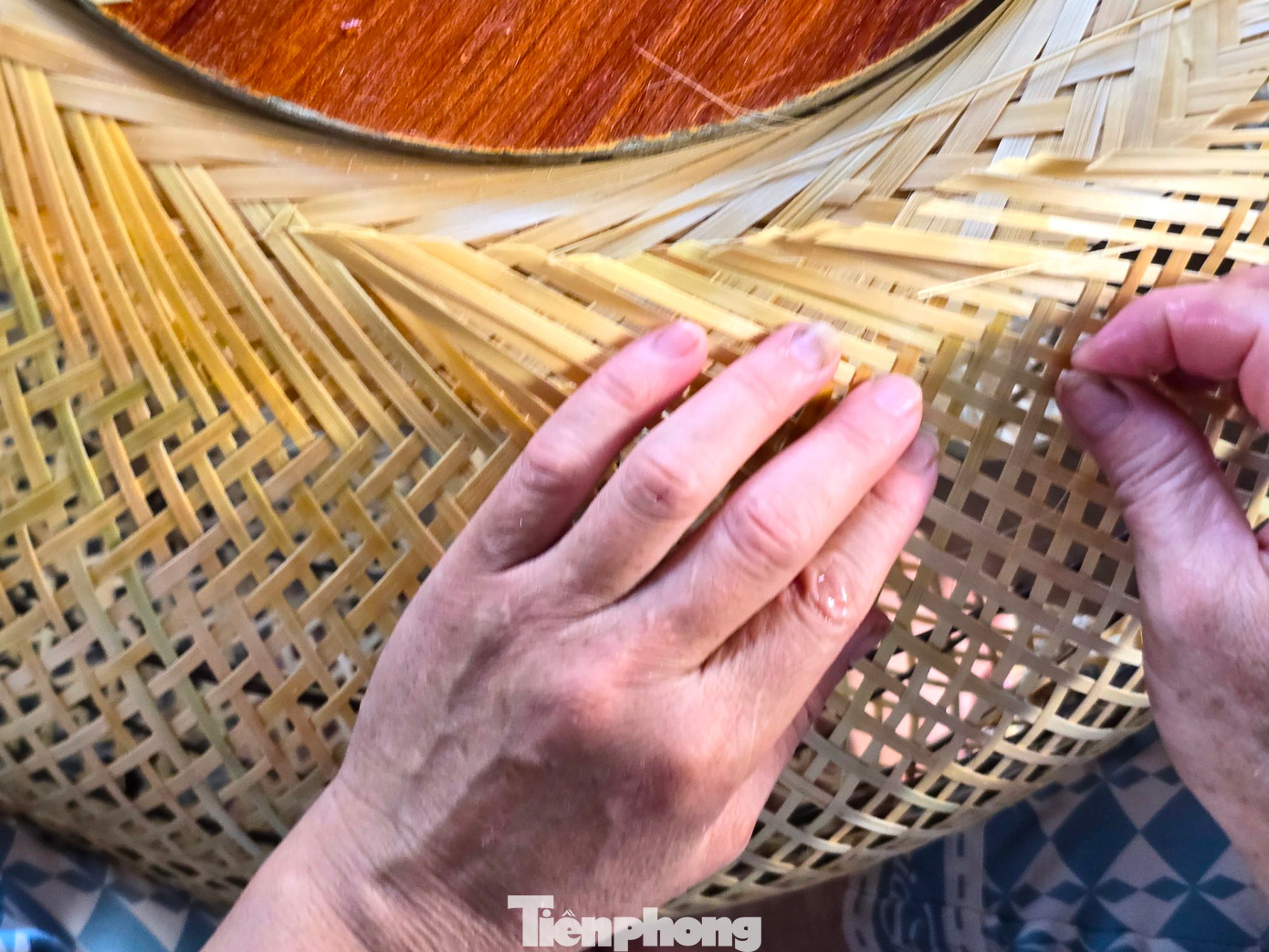 Những người thợ sau đó đan theo khung. Tuy công việc không nặng nhọc vất vả nhưng đòi hỏi người đan lát phải khéo léo, tỉ mỉ từng chi tiết để cho ra sản phẩm đẹp mắt.