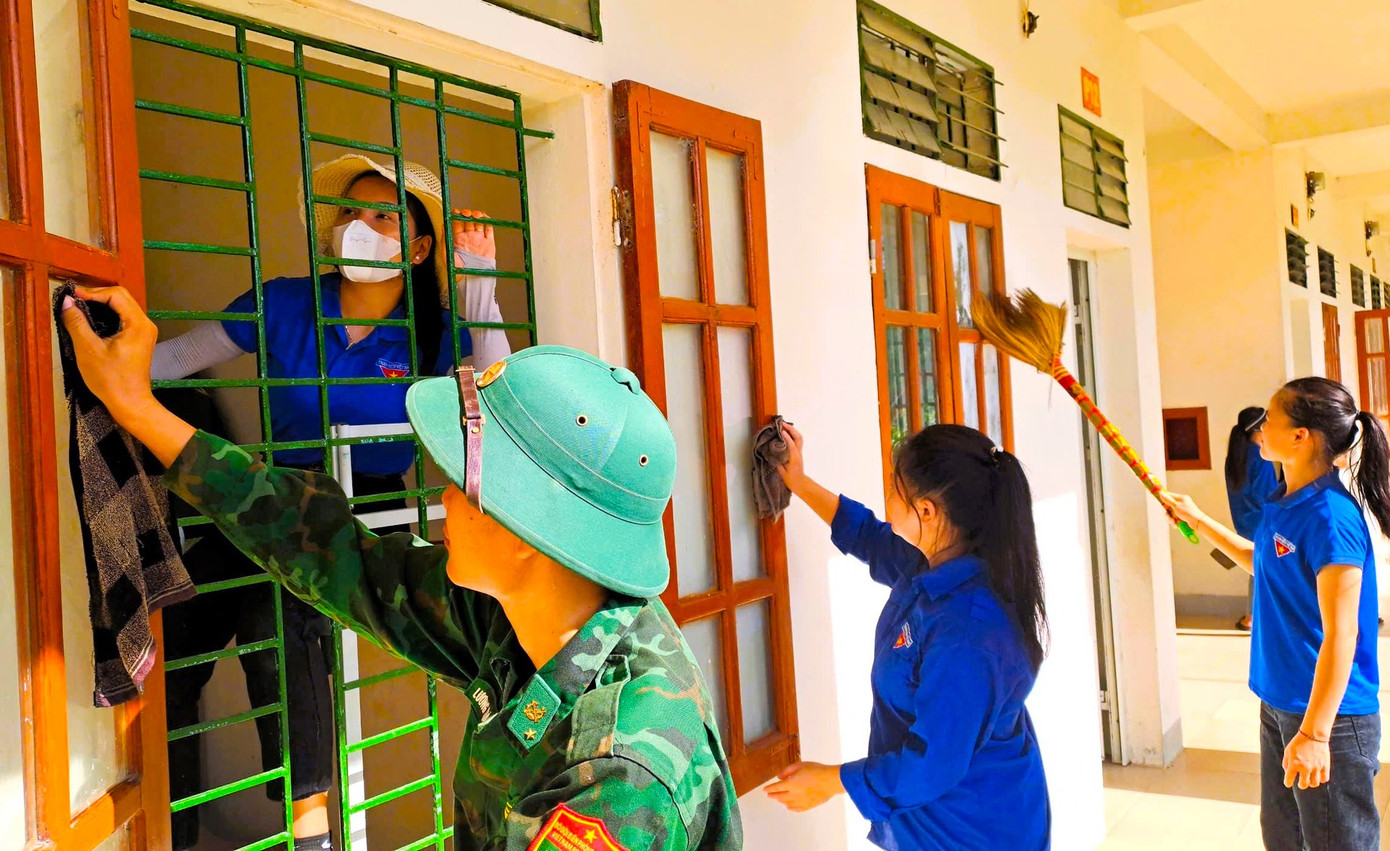 Để giúp các trường học có một cơ sở sạch đẹp, khang trang khi bước vào năm học mới, những ngày qua các cơ sở đoàn tại các huyện thành thị cùng với lực lượng Bộ đội Biên phòng Nghệ An đã đến hỗ trợ giáo viên dọn vệ sinh, lau chùi trường lớp, bàn ghế. Trong ảnh, cán bộ chiến sĩ Đồn Biên phòng Môn Sơn (xã Môn Sơn, Con Cuông, Nghệ An) phối hợp với Đoàn viên thanh niên xã Môn Sơn đến tu sửa, vệ sinh nơi ở, sinh hoạt, khuôn viên ký túc xá cho trường THCS Môn Sơn. Để giúp các trường học có một cơ sở sạch đẹp, khang trang khi bước vào năm học mới, những ngày qua các cơ sở đoàn tại các huyện thành thị cùng với lực lượng Bộ đội Biên phòng Nghệ An đã đến hỗ trợ giáo viên dọn vệ sinh, lau chùi trường lớp, bàn ghế. Trong ảnh, cán bộ chiến sĩ Đồn Biên phòng Môn Sơn (xã Môn Sơn, Con Cuông, Nghệ An) phối hợp với Đoàn viên thanh niên xã Môn Sơn đến tu sửa, vệ sinh nơi ở, sinh hoạt, khuôn viên ký túc xá cho trường THCS Môn Sơn.