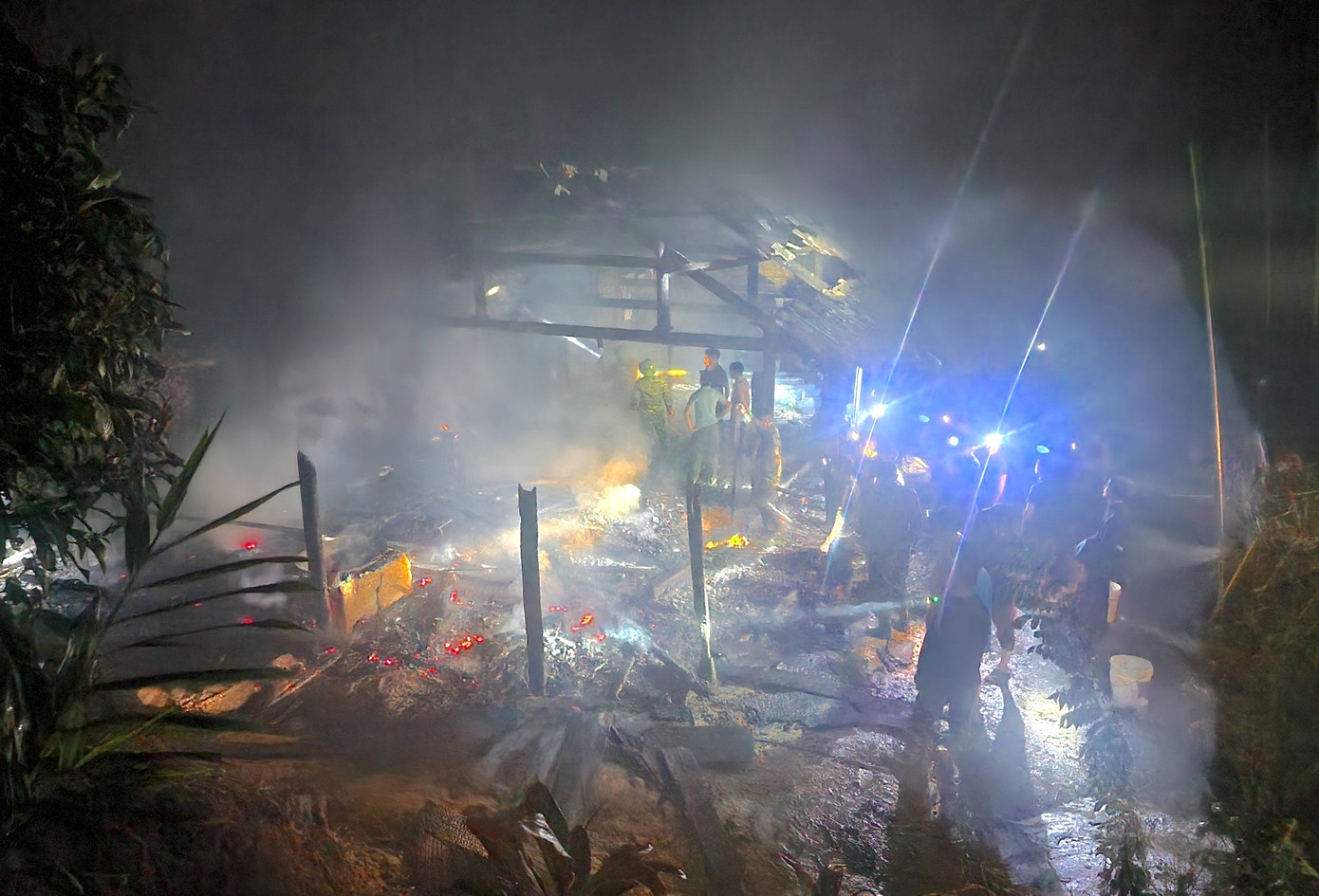 Toàn bộ căn nhà gồm 2 gian nhà chính và nhà bếp đã bị lửa thiêu rụi hoàn toàn.