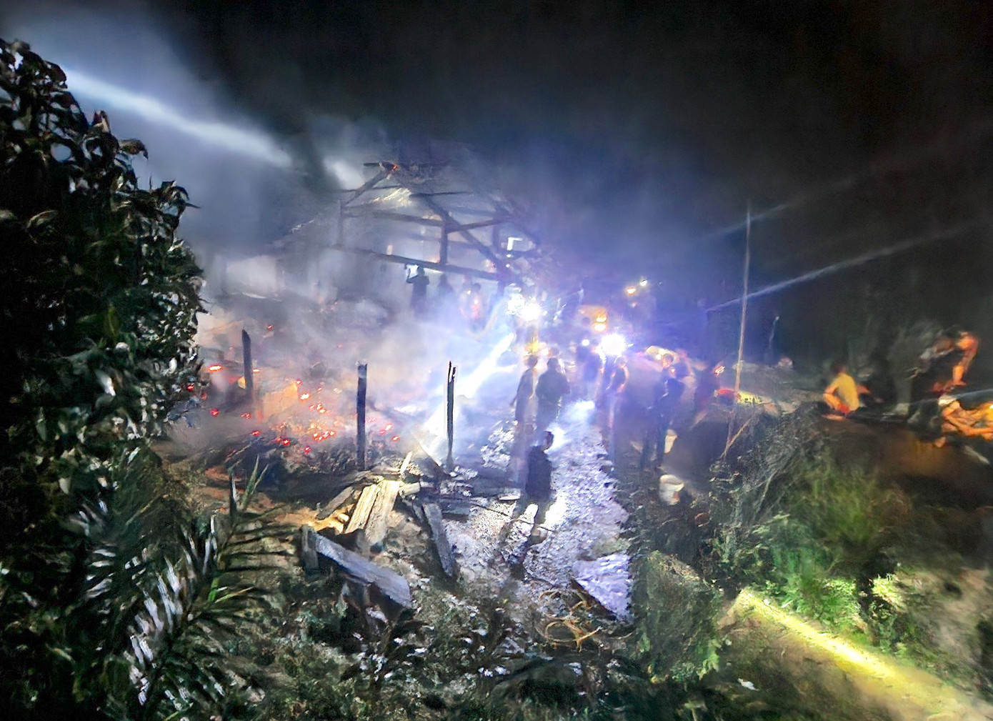 Hiện trường căn nhà của vợ chồng ông Tu bốc cháy trong đêm.