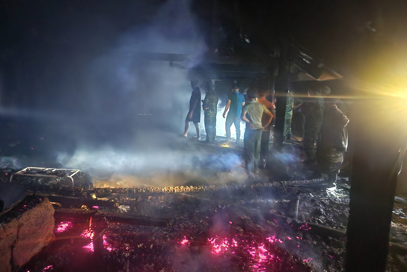 May mắn vợ chồng chủ nhà đã được các lực lượng chức năng đưa ra ngoài an toàn.