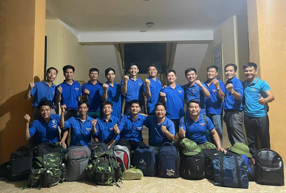 Các đoàn viên thanh niên thể hiện sự quyết tâm hoàn thành nhiệm vụ.