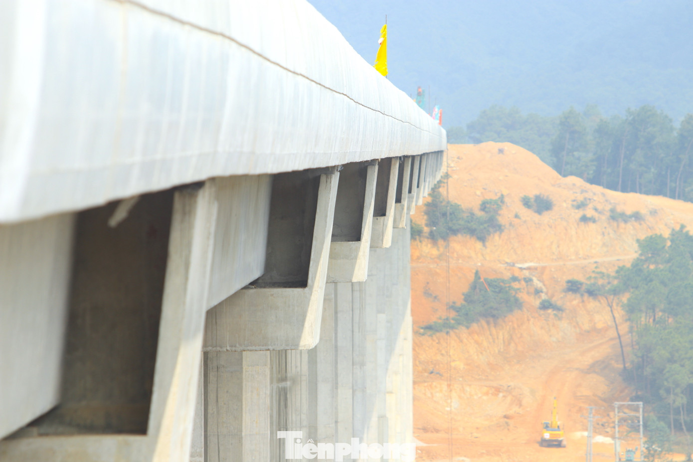 Phần bê tông trụ cầu được thiết kế cao hàng chục mét. Phần bê tông trụ cầu được thiết kế cao hàng chục mét.