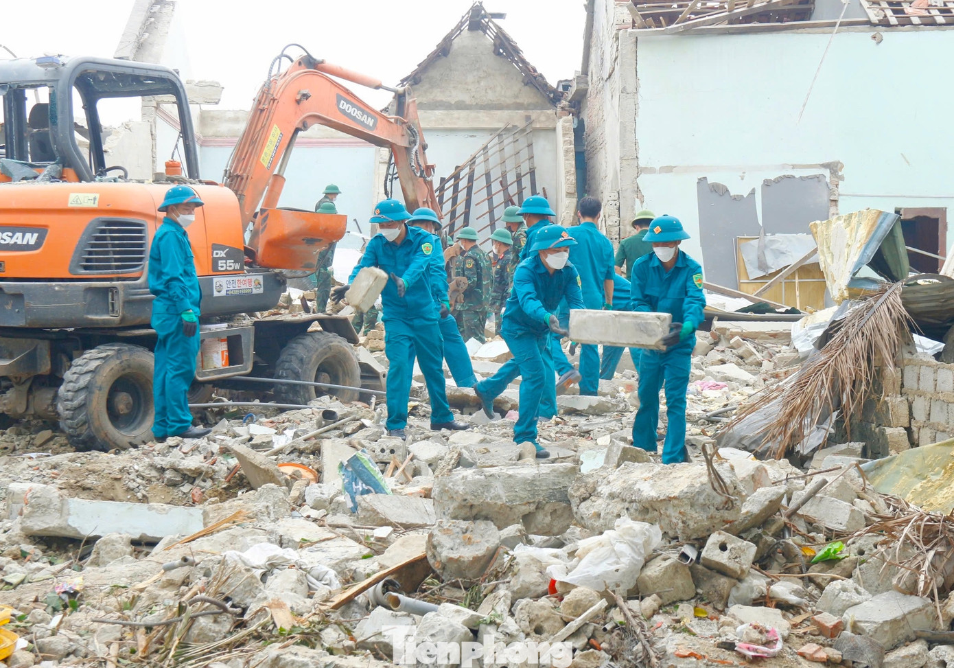 Lực lượng dân quân xã Tam Hợp cùng lực lượng chức năng dọn dẹp hiện trường vụ nổ. Lực lượng dân quân xã Tam Hợp cùng lực lượng chức năng dọn dẹp hiện trường vụ nổ.